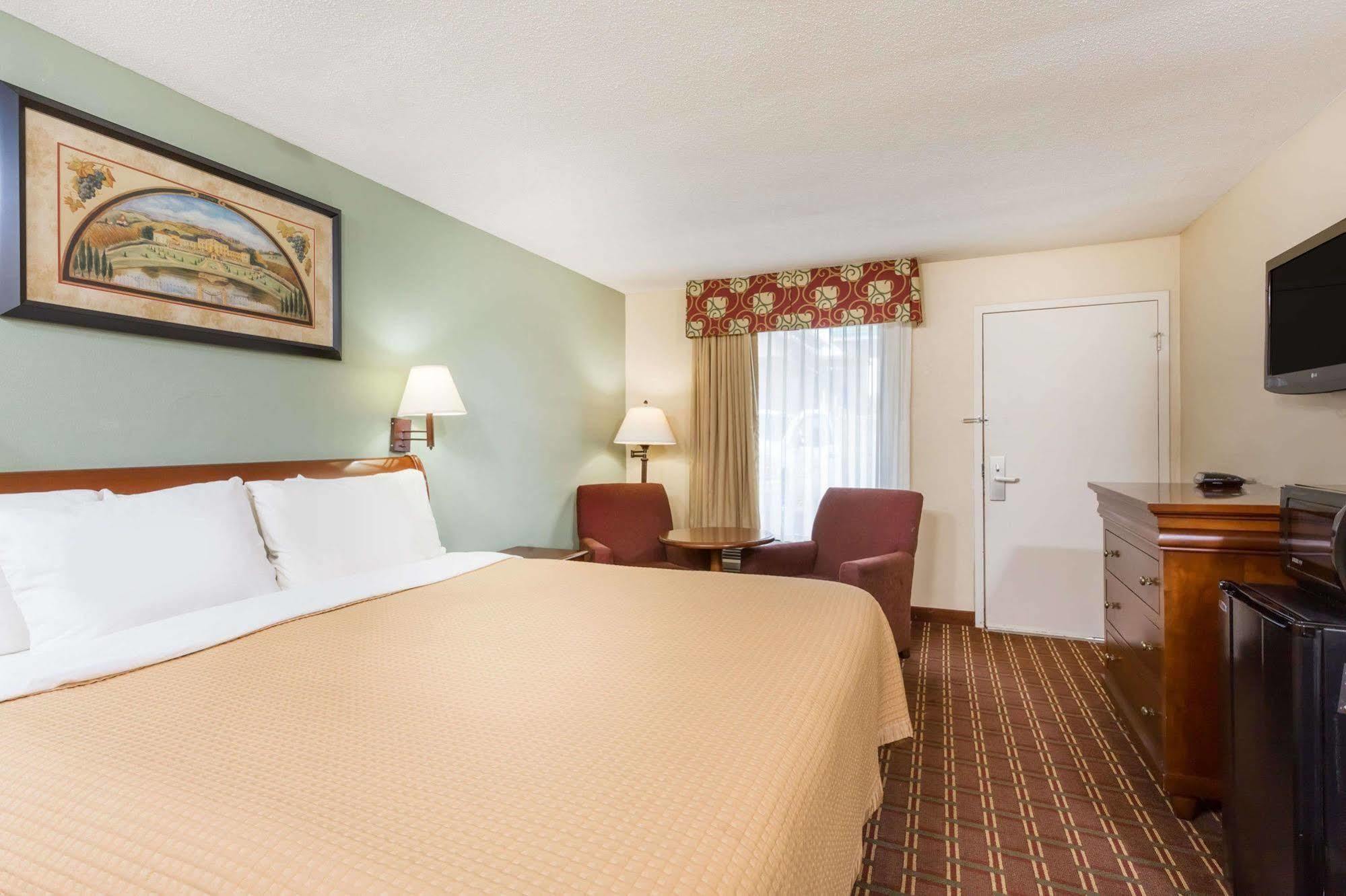 Days Inn By Wyndham Orangeburg Exteriör bild